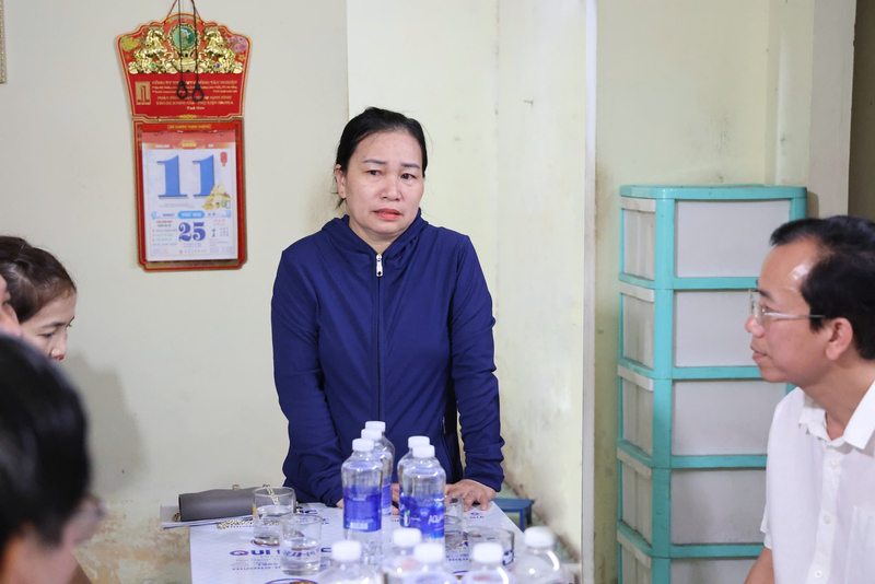 Con gái bà Đoàn Thị Hường đại diện gia đình xúc động chia sẻ tại lễ khởi công. Ảnh: Phương Nam
