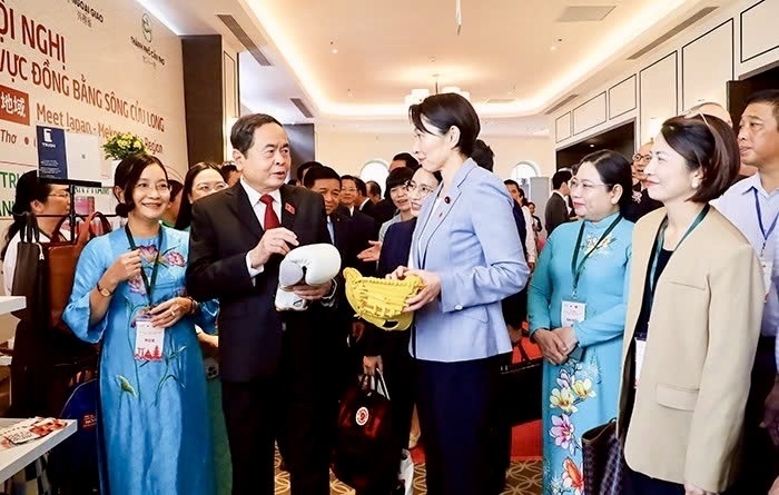 Chủ tịch Quốc hội Trần Thanh Mẫn giới thiệu hàng hóa xuất khẩu của Cần Thơ tới các đối tác Nhật Bản tại Hội nghị Gặp gỡ Nhật Bản khu vực Đồng bằng sông Cửu Long năm 2025. Ảnh: Khánh Nam