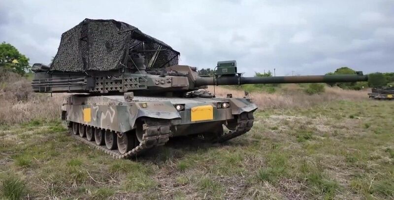 Xe tăng K1A2 với kết cấu "giáp lồng" chống UAV. Ảnh: Defense News
