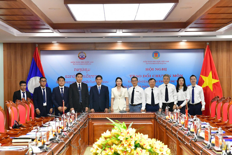 Phó Tổng Kiểm toán nhà nước Hà Thị Mỹ Dung và Phó Chủ tịch Kiểm toán nhà nước Lào Toy Phonthilath cùng đại biểu hai cơ quan chụp ảnh lưu niệm. Ảnh: Minh Thúy