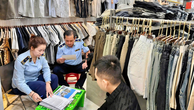 Lực lượng chức năng kiên quyết xử lý nghiêm các hành vi sản xuất, kinh doanh hàng giả, hàng xâm phạm quyền sở hữu trí tuệ. Ảnh: QLTT
