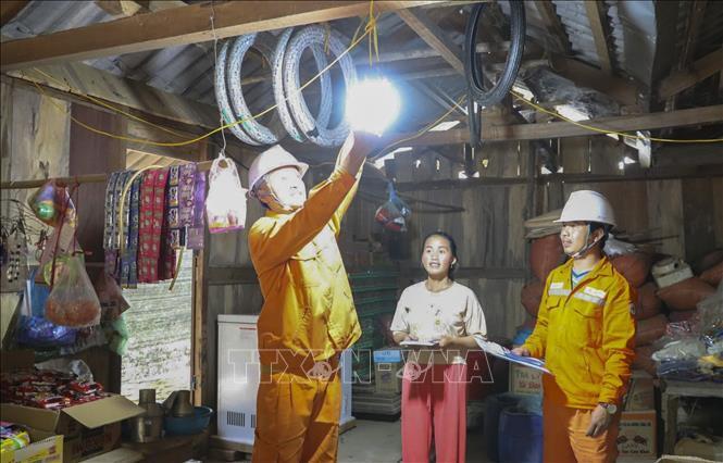 Thủ tướng yêu cầu các cơ quan liên quan tập trung phát triển hệ thống điện cho đồng bào dân tộc thiểu số và miền núi; phấn đấu đến năm 2030, 100% số hộ dân được sử dụng điện. Ảnh minh hoạ