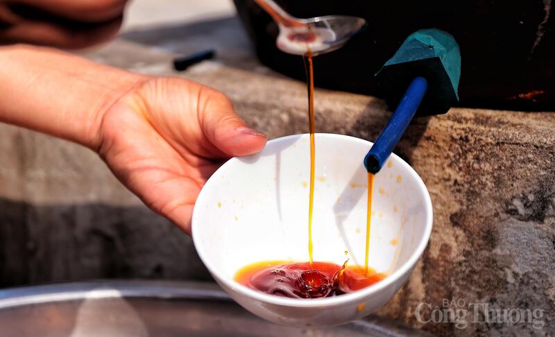 Sau 24 tháng, chum được rút nỏ cho ra nước mắm màu vàng cánh gián, thơm lừng, đậm đà từ những con cá cơm tươi nguyên chất, tự nhiên và an toàn.
