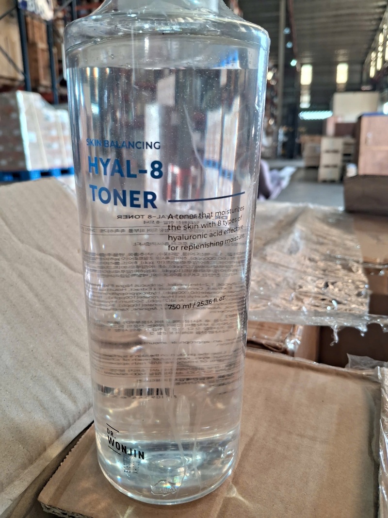 Sản phẩm mỹ phẩm DR WONJIN HYAL-8 TONER 750ml được lực lượng Hải quan phát hiện hết hạn sử dụng. Ảnh: Cục Hải quan