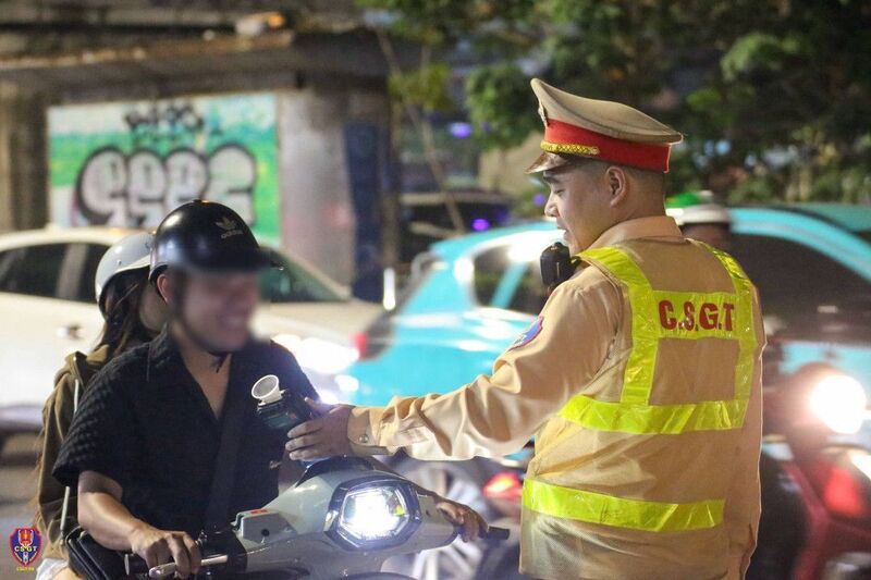 Lực lượng Cảnh sát giao thông kiểm tra nồng độ cồn đối với người điều khiển xe máy. Ảnh: Cục Cảnh sát giao thông