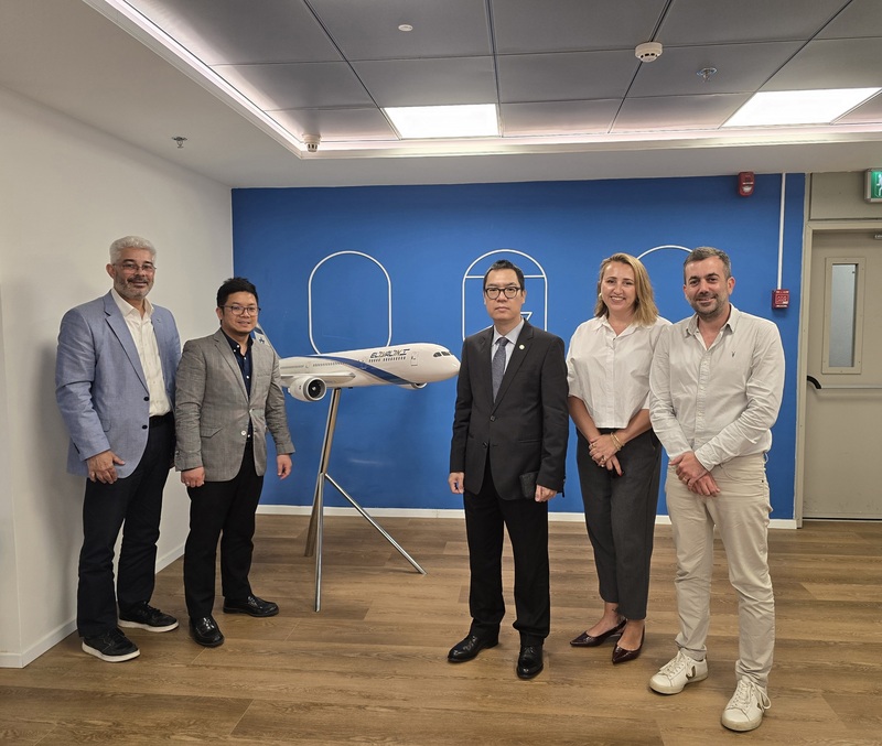 Đại diện Thương vụ - Đại sứ quán Việt Nam tại Israel làm việc cùng đại diện El Al Airlines.