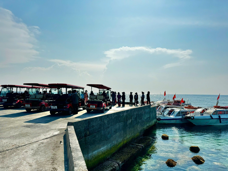 Bước vào giai đoạn cao điểm mùa du lịch, đặc khu Lý Sơn lại phải đối mặt với áp lực từ rác thải. Ảnh: Nguyễn Dương