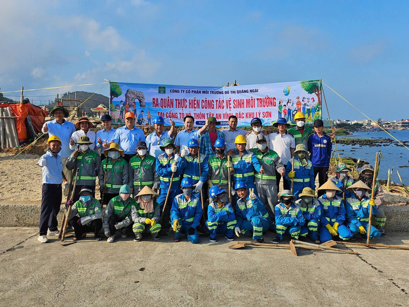 Chính quyền địa phương nỗ lực xử lý nguồn rác thải, làm sạch cảnh quan phục vụ khách du lịch. Ảnh: Tuệ Lâm