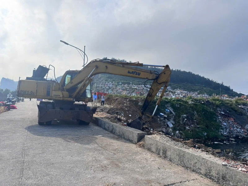 Chính quyền đặc khu Lý Sơn duy trì thường xuyên các đợt ra quân vệ sinh vào cuối tuần tại khu dân cư, ven biển và hệ thống tiêu thoát nước. Ảnh: Tuệ Lâm
