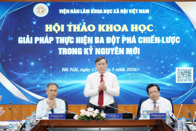 GS.TS. Lê Văn Lợi - Chủ tịch Viện Hàn lâm Khoa học và Xã hội Việt Nam (giữa), ông Nguyễn Đức Hiển - Phó Trưởng ban Chính sách, chiến lược Trung ương (phải), TS. Đặng Xuân Thanh - Phó Chủ tịch Viện Hàn lâm Khoa học và Xã hội Việt Nam (trái) chủ trì hội thảo.