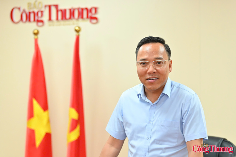 Thứ trưởng Bộ Công Thương Nguyễn Hoàng Long đánh giá cao những kết quả Báo Công Thương đạt được trong thời gian qua. Ảnh: Nam Nguyễn
