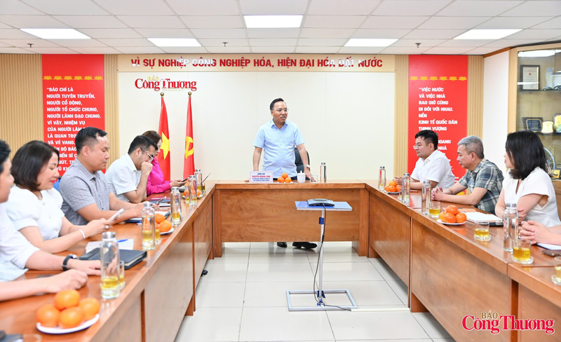 Thứ trưởng Bộ Công Thương Nguyễn Hoàng Long làm việc với Báo Công Thương. Ảnh: Nam Nguyễn