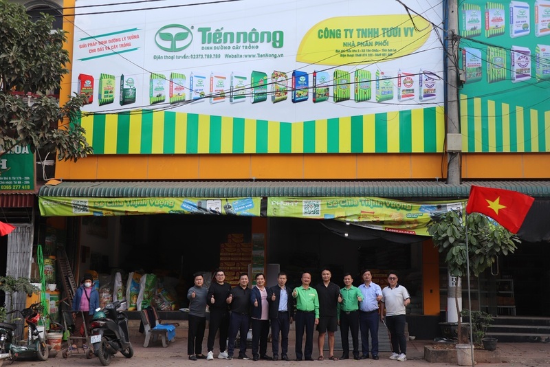 Lãnh đạo Công ty Cổ phần Công Nông nghiệp Tiến Nông làm việc với nhà phân phối tại tỉnh Sơn La về định hướng chuyển đổi mô hình kinh doanh. Ảnh: Thanh Duyên