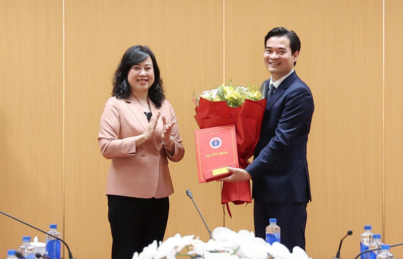 Bộ trưởng Bộ Y tế Đào Hồng Lan trao quyết định bổ nhiệm TS.DS Chu Quốc Thịnh giữ chức Cục trưởng Cục An toàn thực phẩm