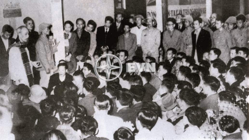 Bác Hồ về thăm và nói chuyện với cán bộ, công nhân viên ngành điện năm 1954. Ảnh tư liệu