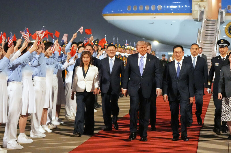 Tổng thống Mỹ Donald Trump tới Bắc Kinh tối 13/5, bắt đầu chuyến thăm Trung Quốc và tham dự hội đàm cấp cao với Tổng Bí thư, Chủ tịch Trung Quốc Tập Cận Bình. Ảnh: NBC News.
