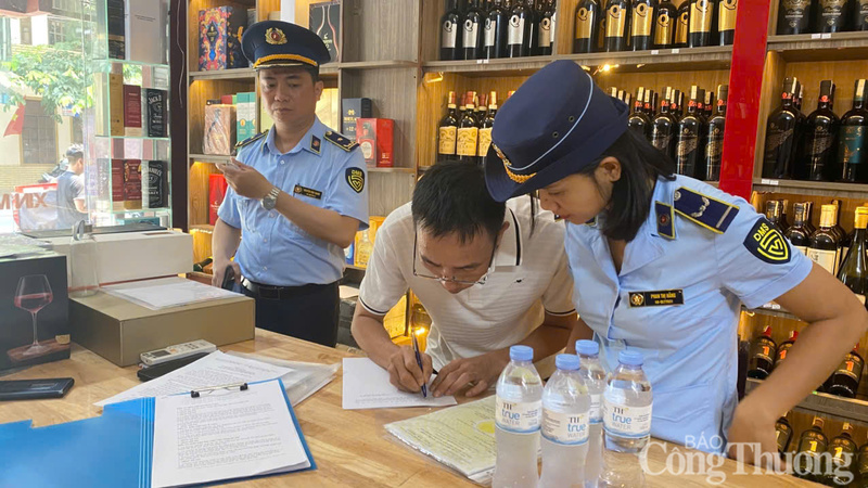 Đẩy mạnh công tác tuyên truyền, ký biên bản cam kết không tiêu thụ hàng giả, hàng lậu, hàng kém chất lượng, đảm bảo vệ sinh an toàn thực phẩm tại các cơ sở kinh doanh.