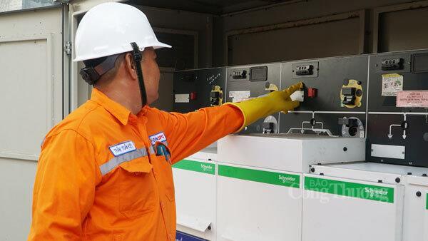 Điện lực Vĩnh Long tăng cường kiểm tra hệ thống điện trong cao điểm mùa khô nắng nóng.