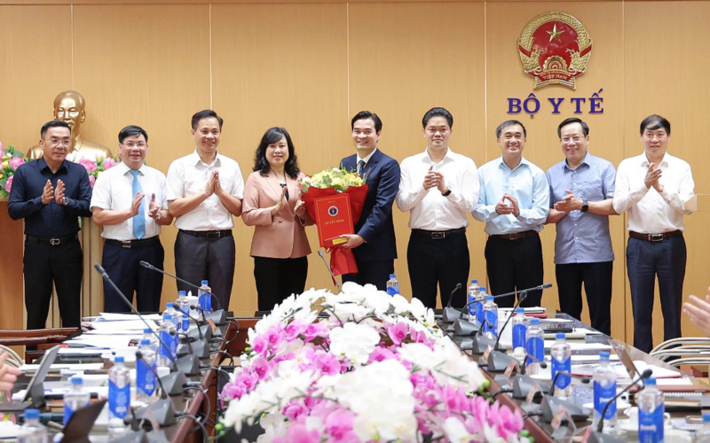 Bộ trưởng Đào Hồng Lan, Thứ trưởng Thường trực Bộ Y tế Vũ Mạnh Hà; Thứ trưởng Trần Văn Thuấn và Thứ trưởng Lê Đức Luận và các đại biểu chúc mừng tân Cục trưởng Cục An toàn thực phẩm Chu Quốc Thịnh.