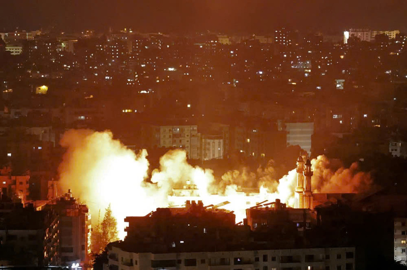Khói lửa bùng phát từ địa điểm xảy ra cuộc không kích của Israel vào vùng ngoại ô phía nam Beirut. Ảnh: Al Jazeera