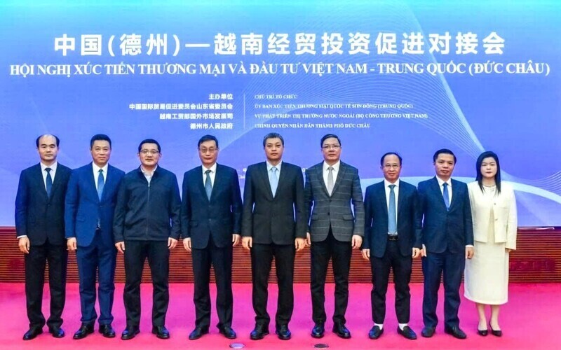 Lãnh đạo Sở Công Thương Nghệ An cùng các đại biểu tham dự Hội nghị xúc tiến thương mại và đầu tư Việt Nam - Trung Quốc. Ảnh: Mai Liễu