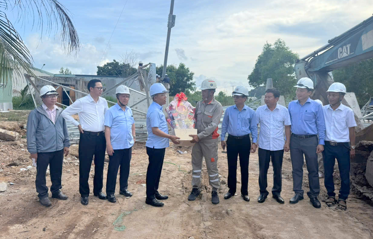 Thứ trưởng Nguyễn Hoàng Long, thăm hỏi, tặng quà động viên các lực lượng thi công đường dây 110kV Phú Quốc - Nam Phú Quốc.
