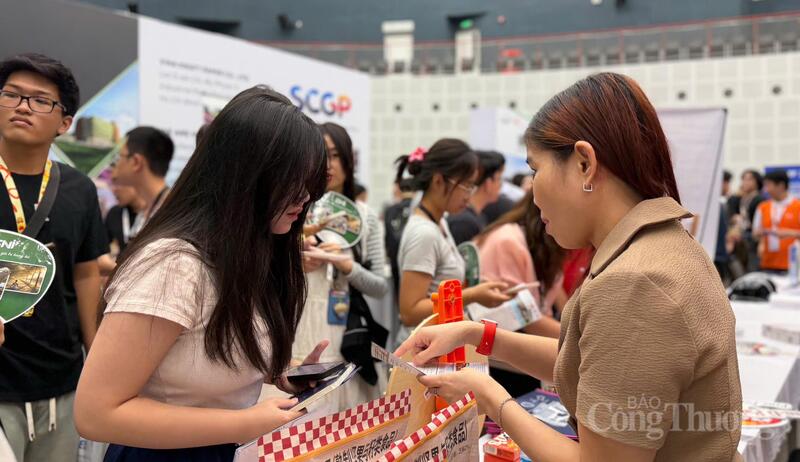 Doanh nghiệp phỏng vấn trực tiếp sinh viên ngay tại ngày hội việc làm.