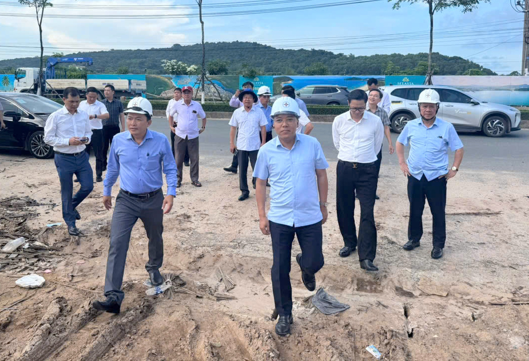 Thứ trưởng Nguyễn Hoàng Long, kiểm tra hiện trường công trình đường dây 110kV Phú Quốc - Nam Phú Quốc.