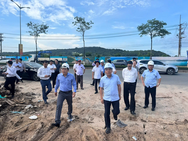 Thứ trưởng Nguyễn Hoàng Long, kiểm tra hiện trường công trình đường dây 110kV Phú Quốc - Nam Phú Quốc.