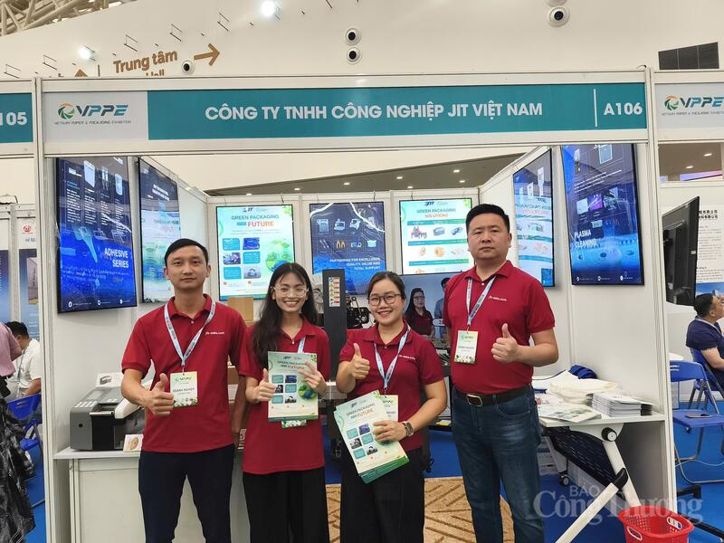 Doanh nghiệp tham gia triển lãm. Ảnh: NH