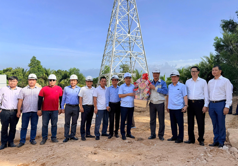 Thứ trưởng Nguyễn Hoàng Long, thăm hỏi, tặng quà động viên các lực lượng thi công Trạm biến áp 220kV Phú Quốc.