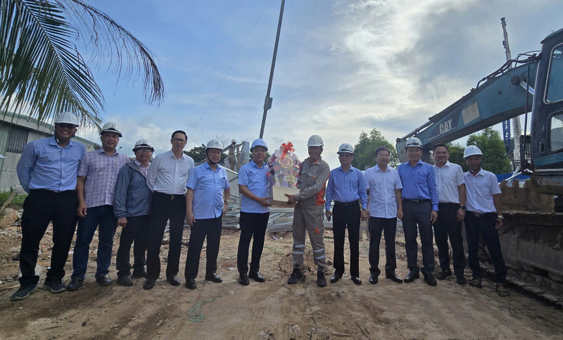 Thứ trưởng Nguyễn Hoàng Long, thăm hỏi, tặng quà động viên các lực lượng thi công đường dây 110kV Phú Quốc - Nam Phú Quốc.