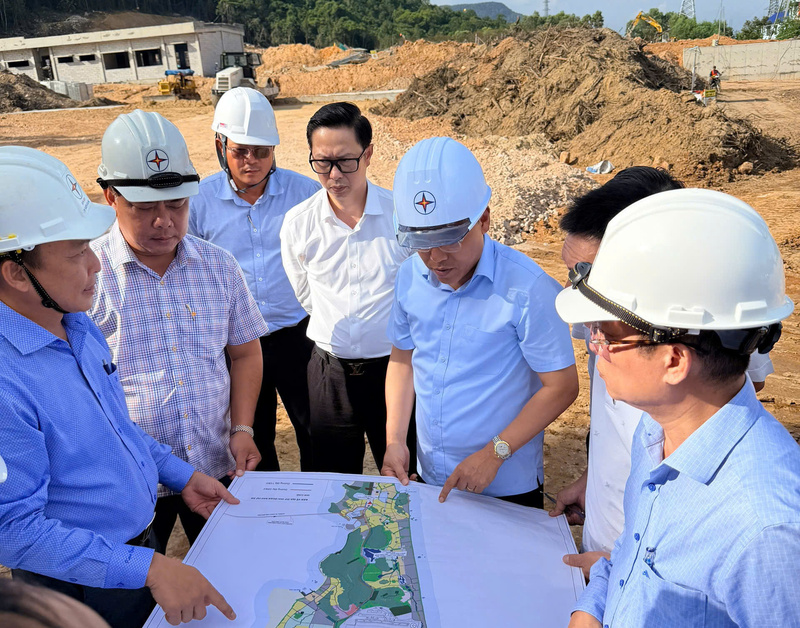 Chùm ảnh: Thứ trưởng Nguyễn Hoàng Long kiểm tra tiến độ lưới điện tại Phú Quốc - 3