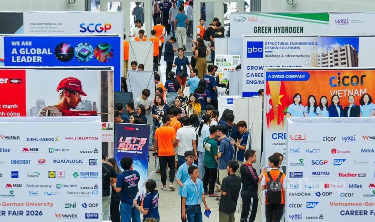 Sinh viên tham gia ngày hội việc làm tại Trường Đại học Việt - Đức.