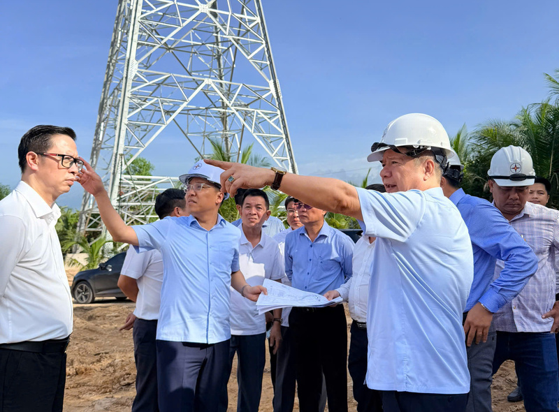 Thứ trưởng Bộ Công Thương Nguyễn Hoàng Long, kiểm tra và nghe các đơn vị báo cáo tiến độ thi công dự án Trạm biến áp 220kV Phú Quốc.