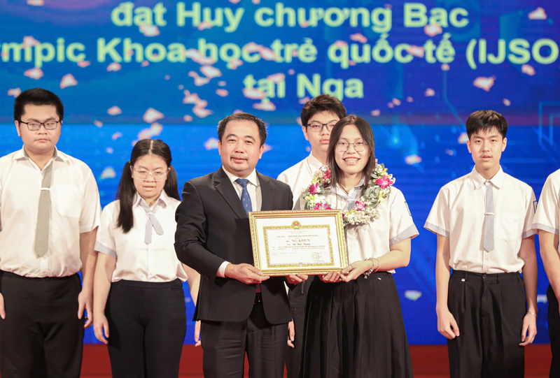 Bí thư Thành ủy Hà Nội Trần Đức Thắng trao bằng khen của UBND Thành phố Hà Nội cho các học sinh giỏi tiêu biểu Thủ đô năm học 2025-2026. Ảnh: Lê Hải
