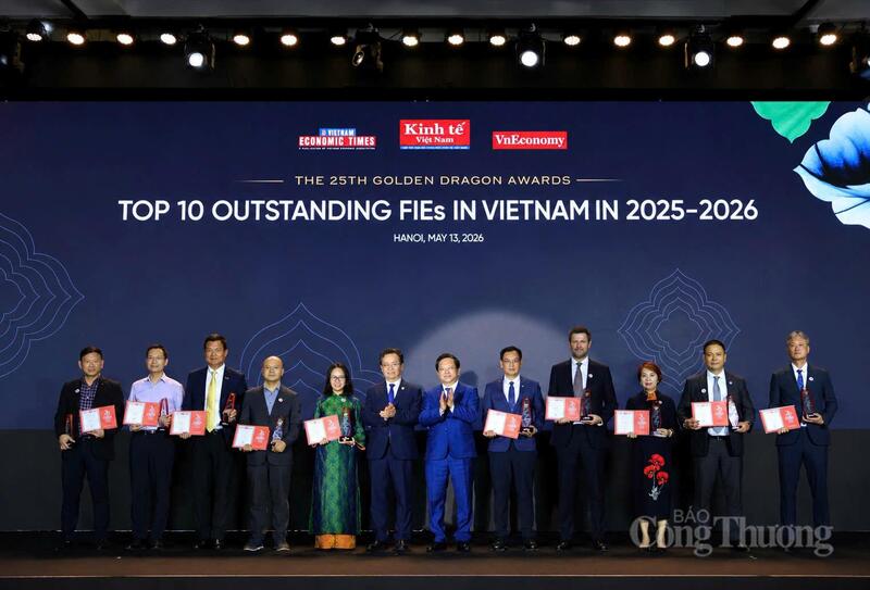 Đại diện một số doanh nghiệp FDI tiêu biểu được vinh danh tại sự kiện. Ảnh: Nhật Chi