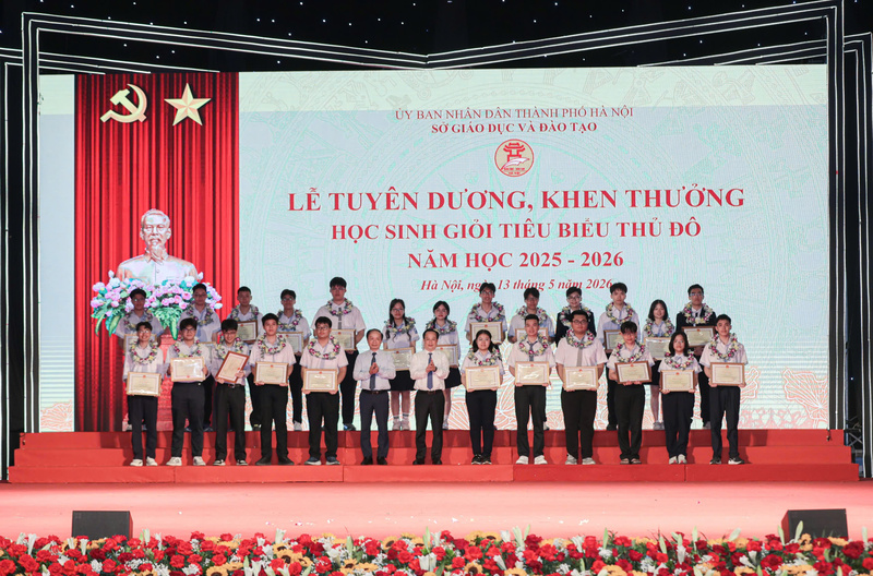 Ông Phạm Tất Thắng, Phó Trưởng ban Thường trực Ban Tuyên giáo và Dân vận Trung ương cùng ông Trần Thế Cương, Phó Chủ tịch Thường trực HĐND TP Hà Nội trao bằng khen cho các học sinh tiêu biểu của Thủ đô năm học 2025-2026. Ảnh: Lê Hải