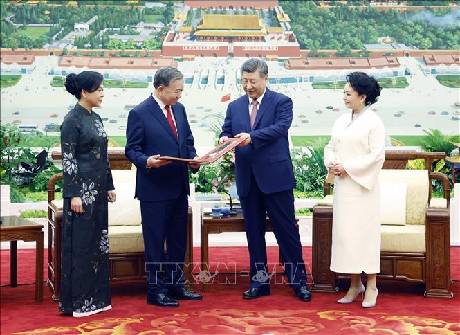Tổng Bí thư, Chủ tịch nước Trung Quốc Tập Cận Bình và Phu nhân tặng album ảnh cho Tổng Bí thư, Chủ tịch nước Tô Lâm và Phu nhân. Ảnh: Thống Nhất/TTXVN