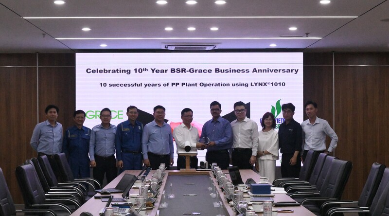 Đại diện hai bên chụp ảnh lưu niệm nhân dịp kỷ niệm 10 năm hợp tác giữa BSR và Grace. Ảnh: BSR