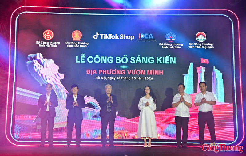 Các đại diện tham gia lễ công bố sáng kiến "Địa phương vươn mình". Ảnh: Nam Nguyễn