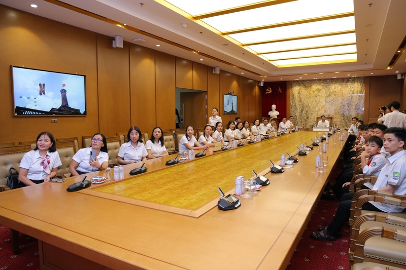 Thầy cô và các em học sinh Trường THCS Thanh Lương được giới thiệu, tìm hiểu về quá trình xây dựng và phát triển của Petrovietnam. Ảnh: Petrovietnam