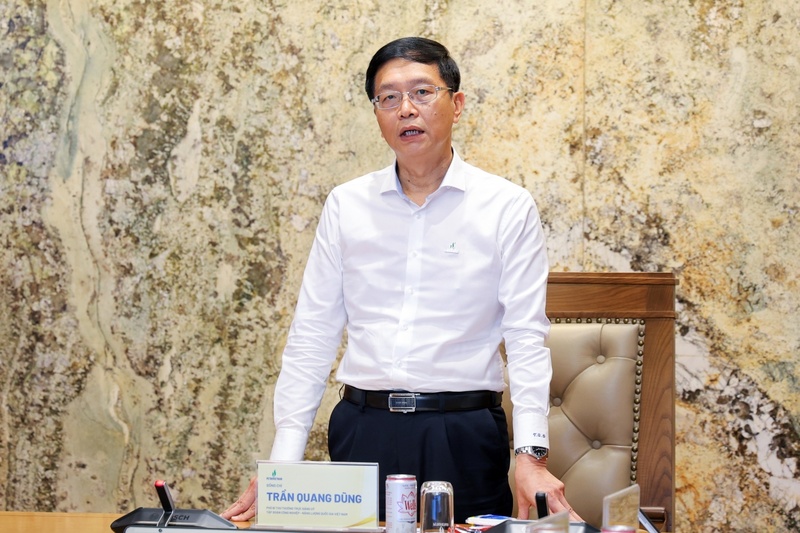 Ông Trần Quang Dũng, Phó Bí thư Thường trực Đảng ủy Tập đoàn hy vọng chuyến tham quan trụ sở Petrovietnam sẽ giúp các em học sinh nuôi dưỡng khát vọng vươn lên, hun đúc niềm tin rằng bằng tri thức và sự sáng tạo, các em hoàn toàn có thể trở thành những chủ nhân tương lai của các doanh nghiệp, công trình lớn của đất nước. Ảnh: Petrovietnam