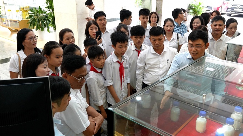 Thầy cô và các em học sinh Trường THCS Thanh Lương đã tham quan khu trưng bày mô hình công trình, sản phẩm tiêu biểu do Petrovietnam nghiên cứu, xây dựng. Ảnh: Petrovietnam