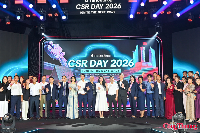 Các đại biểu chụp hình lưu niệm tại sự kiện CSRDay 2026.