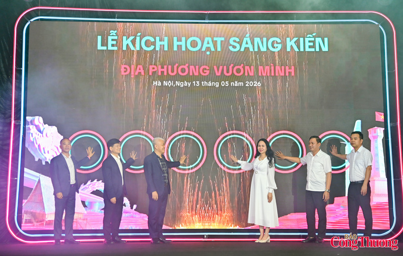 Các đại diện tham gia lễ công bố sáng kiến "Địa phương vươn mình".