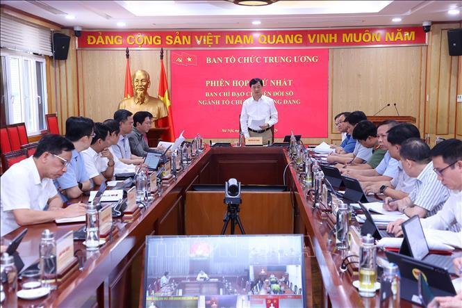 Ủy viên Bộ Chính trị, Bí thư Trung ương Đảng, Trưởng Ban Tổ chức Trung ương Nguyễn Duy Ngọc, Trưởng Ban Chỉ đạo chuyển đổi số ngành Tổ chức xây dựng Đảng phát biểu chỉ đạo. Ảnh: Văn Điệp/TTXVN