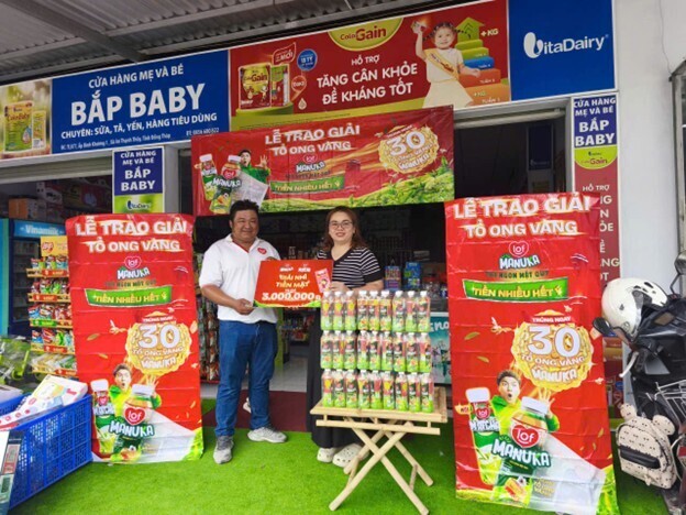 Khách hàng may mắn trúng giải nhì của chương trình “Trà ngon mật quý, Tiền nhiều hết ý” của trà xanh mật ong Lof Manuka.