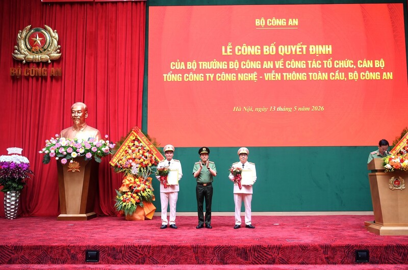Bộ trưởng Lương Tam Quang trao quyết định của Bộ trưởng Bộ Công an về công tác cán bộ của Tổng Công ty GTEL. Ảnh: Bộ Công an