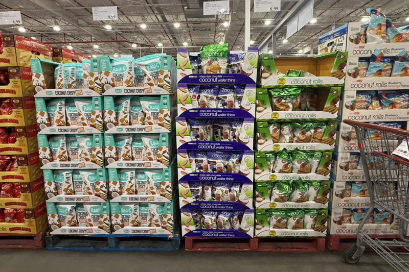 Sản phẩm bánh dừa nướng của Công ty Mỹ Phương Foods trên kệ hàng của Costco Australia. Ảnh: ĐVCC